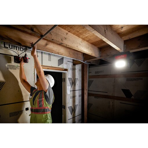 M18 ROVER Dual Power Flood Light